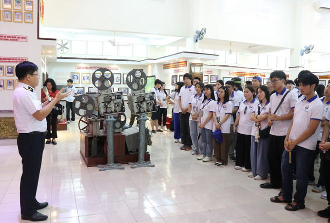 Đại tá Phạm Đức Hùng, Chủ nhiệm Chính trị Học viện Hải quân giới thiệu thông tin về chủ quyền, quyền chủ quyền của Việt Nam trên biển Đông đến các thanh niên kiều bào. (Ảnh: Phan Sáu/TTXVN) thanh_nien_kieu_bao_huong_ve_bien_dao_to_quoc3.jpg