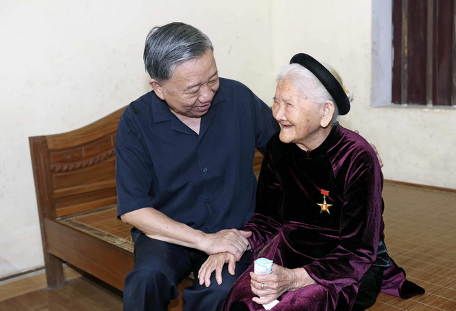 Chủ tịch nước Tô Lâm ân cần thăm hỏi Mẹ Việt Nam Anh hùng Nguyễn Thị Cược. (Ảnh: Nhan Sáng/TTXVN) chu_tich_nuoc_to_lam_tham_me_viet_nam_anh_hung_tai_bac_ninh.jpg