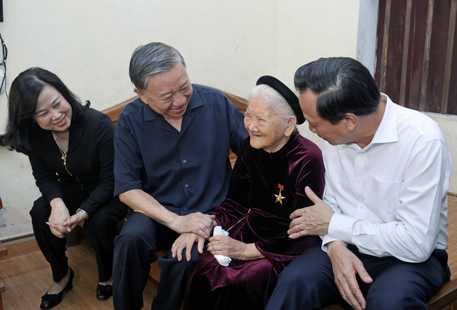 Chủ tịch nước Tô Lâm ân cần thăm hỏi Mẹ Việt Nam Anh hùng Nguyễn Thị Cược. (Ảnh: Nhan Sáng/TTXVN) chu_tich_nuoc_to_lam_tham_me_viet_nam_anh_hung_tai_bac_ninh2.jpg