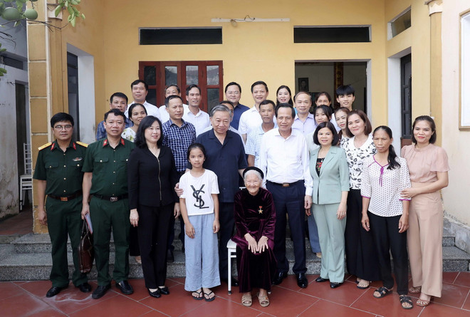 Chủ tịch nước Tô Lâm và các đại biểu với gia đình Mẹ Việt Nam Anh hùng Nguyễn Thị Cược. (Ảnh: Nhan Sáng/TTXVN) chu_tich_nuoc_to_lam_tham_me_viet_nam_anh_hung_tai_bac_ninh4.jpg