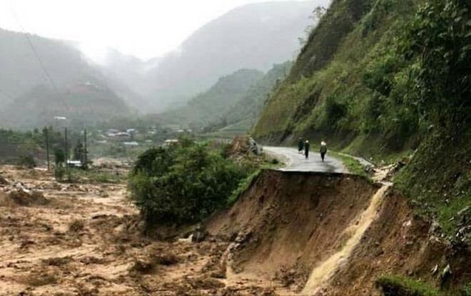 Mưa lũ đột ngột đổ về gây thiệt hại về người và tài sản. (Ảnh: Việt Hoàng/TTXVN) Các tỉnh miền núi phía Bắc chủ động ứng phó mưa lũ bất thường ảnh 1