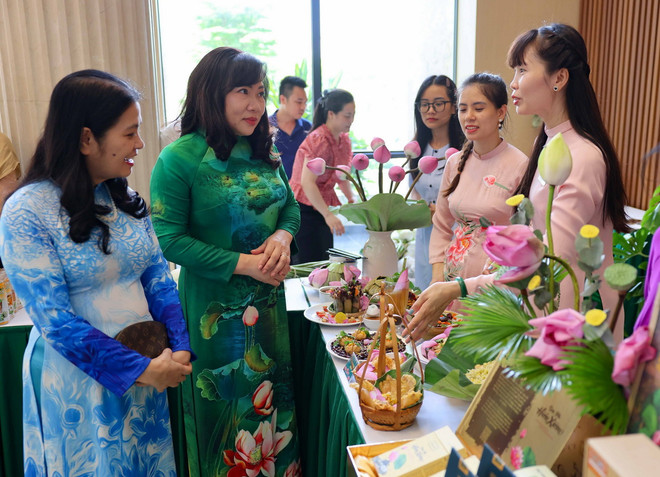 Đại biểu tìm hiểu về các sản phẩm từ sen được giới thiệu tại hội thảo. (Ảnh: Thanh Tùng/TTXVN) san pham sen.jpg