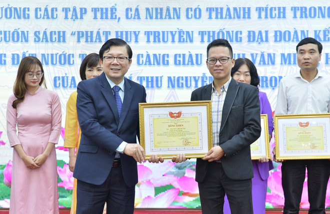 ttxvn-khen-thuong-cac-tap-the-ca-nhan-co-thanh-tich-0801-2-89.jpg