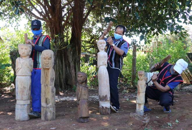 Tượng gỗ dân gian - nghệ thuật tâm linh độc đáo của người Tây Nguyên ảnh 1