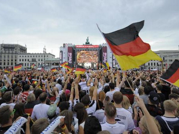Cúp vàng thế giới đã về tới Berlin, biển người đứng chờ đợi ảnh 3