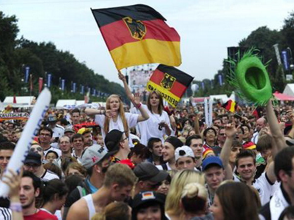 Cúp vàng thế giới đã về tới Berlin, biển người đứng chờ đợi ảnh 4
