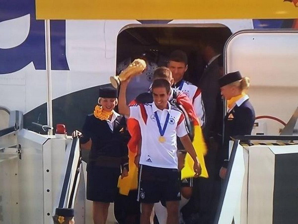 Cúp vàng thế giới đã về tới Berlin, biển người đứng chờ đợi ảnh 1