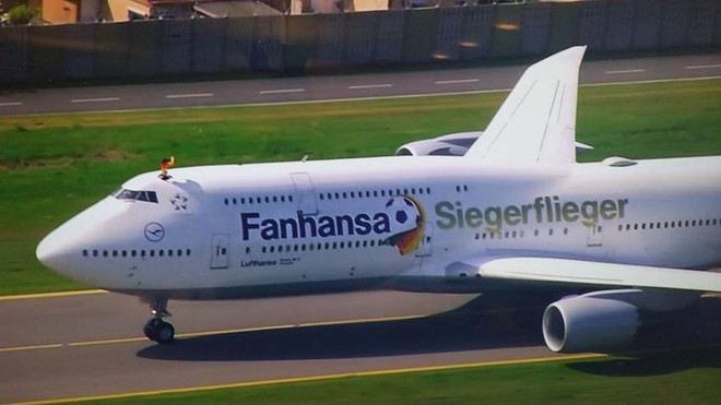 Cúp vàng thế giới đã về tới Berlin, biển người đứng chờ đợi ảnh 2