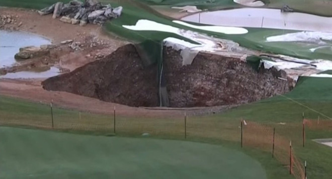 [Video] Hố tử thần rộng 24m bất ngờ xuất hiện trên sân golf ảnh 1