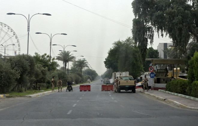 Lực lượng an ninh Iraq gác gần Vùng Xanh ở thủ đô Baghdad. (Ảnh: AFP/TTXVN) Việt Nam ủng hộ nỗ lực hỗ trợ Iraq giải quyết các thách thức ảnh 1