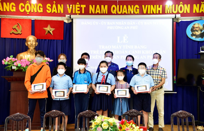 Him Lam Land tài trợ máy tính bảng cho HS nghèo và mồ côi vì COVID-19 ảnh 3