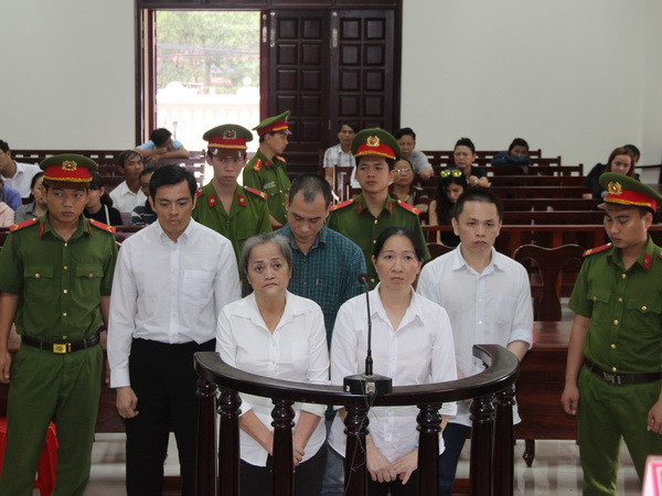 Phạt tù nhóm buôn lậu xe ôtô tiền tỷ từ Campuchia về Việt Nam ảnh 1