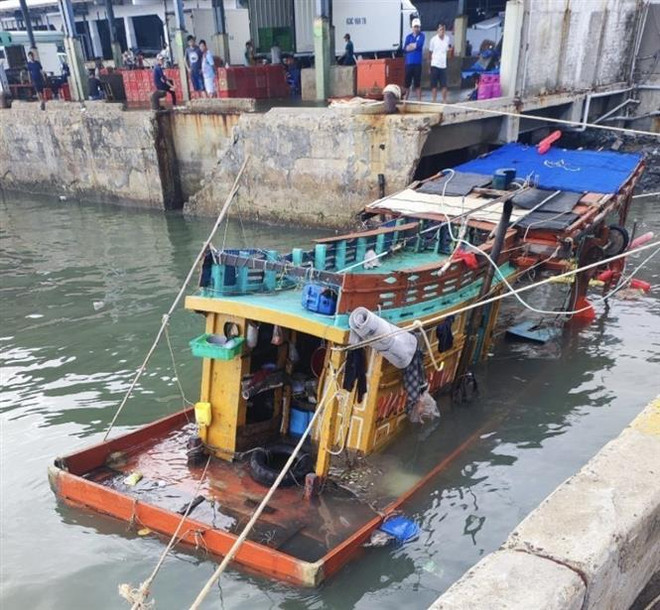 Tàu cá KG 94351 TS do ông Phạm Minh Dũng, thường trú phường 11, thành phố Vũng Tàu làm chủ phương tiện, đang neo đậu tại khu vực cầu Cảng cá Cát Lở. (Ảnh: TTXVN phát) Bà Rịa-Vũng Tàu: Chìm tàu cá, một thuyền viên tử vong trong hầm máy ảnh 1