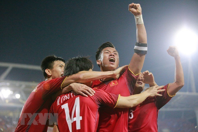Niềm vui khi tuyển Việt Nam chiến thắng Philippines. (Nguồn: TTXVN) AFF Suzuki Cup: Tuyển Việt Nam chưa thỏa mãn khi lọt vào chung kết ảnh 1
