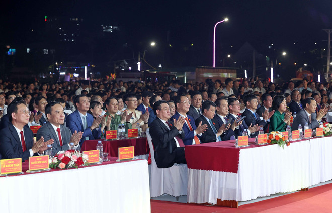Chủ tịch Quốc hội Vương Đình Huệ với các đại biểu tại lễ kỷ niệm. (Ảnh: Nhan Sáng/TTXVN) ttxvn_tai lap tinh dak nong (2).jpg