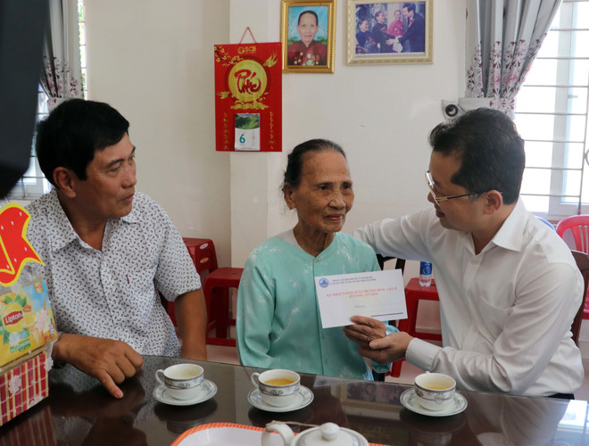 Đà Nẵng: Hơn 20 tỷ đồng thăm hỏi, tặng quà đối tượng chính sách ảnh 1