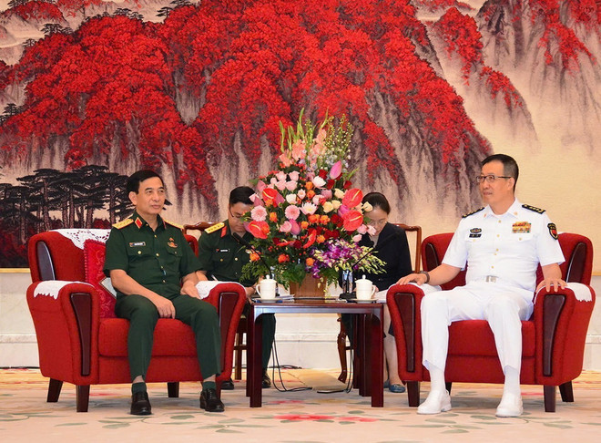 Đại tướng Phan Văn Giang và Thượng tướng Đổng Quân, Bộ trưởng Bộ Quốc phòng Trung Quốc. (Ảnh: TTXVN phát) ttxvn bo_truong_phan_van_giang_gap_song_phuong_bo_truong_bo_quoc_phong_trung_quoc2.jpg