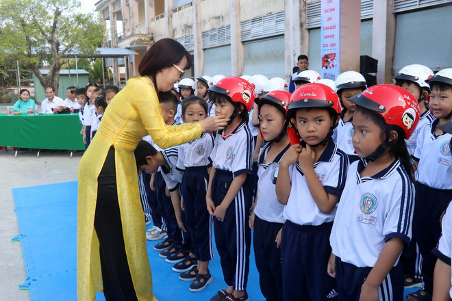 Trao tặng mũ bảo hiểm cho học sinh lớp 1, Trường Tiểu học Nguyễn Hiền, Rạch Giá, Kiên Giang. (Ảnh: Lê Huy Hải/TTXVN) ttxvn tang mu bao hiem cho hoc sinh.jpg
