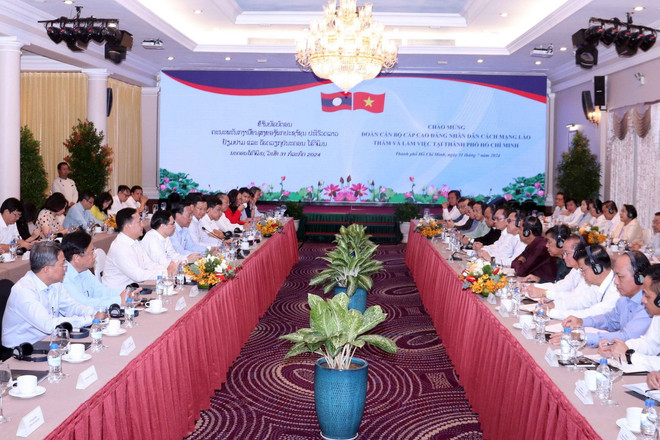 Quang cảnh buổi làm việc. (Ảnh: Xuân Khu/TTXVN) ttxvn_lanh_dao_tp_ho_chi_minh_tiep_doan_can_bo_cap_cao_dang_ndcm_lao_3107-2.jpg