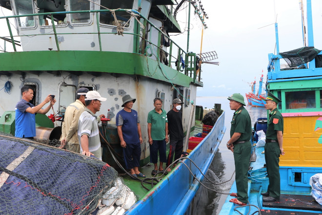 Quảng Ngãi kêu gọi, yêu cầu tàu thuyền tránh trú áp thấp nhiệt đới ảnh 2