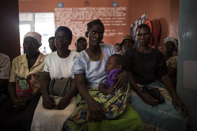 Bệnh nhân nhiễm virus HIV tại Thyolo, Malawi ngày 26/11/2014. (Nguồn: AFP/TTXVN) Các quốc gia ở Trung-Tây Phi bị bỏ lại trong cuộc chiến chống HIV/AIDS ảnh 1