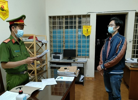 Khởi tố đối tượng lừa đảo chiếm đoạt tiền của người đang cách ly y tế ảnh 1