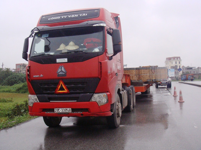 Phục kích bắt đoàn xe chở hàng siêu trường “chui lọt” qua trạm cân ảnh 1