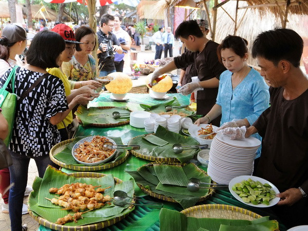 Du khách tham quan thưởng thức các món ăn tại Liên hoan. (Ảnh: An Hiếu/TTXVN) Hàng trăm món ngon tham gia Liên hoan ẩm thực đất phương Nam ảnh 1