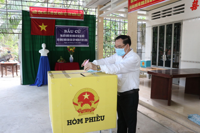 Cử tri bỏ phiếu tại điểm bầu cử số 4, phường 6, thành phố Bến Tre. (Ảnh: Huỳnh Phúc Hậu/TTXVN) Cử tri các tỉnh Bạc Liêu, Bến Tre, Tiền Giang nô nức tham gia bầu cử ảnh 1