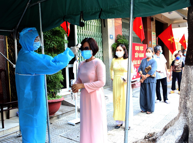 Cử tri Quảng Nam, Đà Nẵng tuân thủ nghiêm việc phòng dịch khi bầu cử ảnh 1