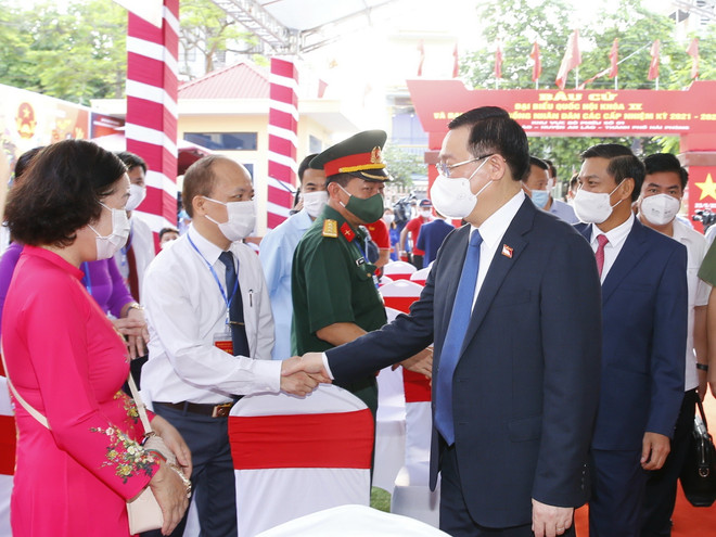 Chủ tịch Quốc hội Vương Đình Huệ với các đại biểu. (Ảnh: Doãn Tấn/TTXVN) Thành phố Cảng Hải Phòng rộn ràng trong Ngày hội non sông ảnh 1