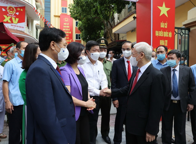 Tổng Bí thư Nguyễn Phú Trọng với các đại biểu tại Khu vực bỏ phiếu số 4, phường Nguyễn Du, quận Hai Bà Trưng. (Ảnh: Trí Dũng/TTXVN) Tổng Bí thư: Đất nước sẽ bước vào giai đoạn phát triển mới ảnh 1