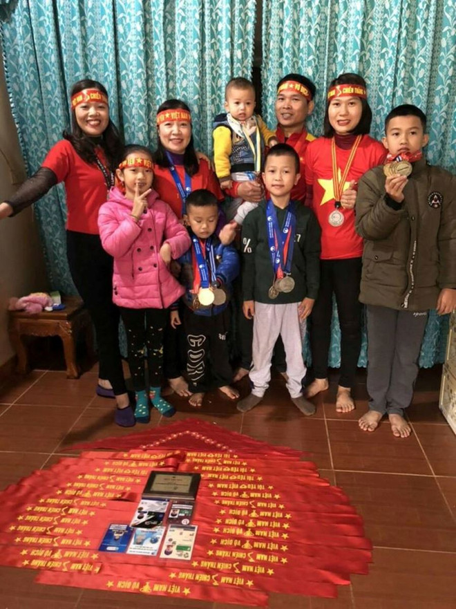 Cổ động viên đổ về nhà ‘tiền vệ thép’ cổ vũ đội tuyển nữ Việt Nam ảnh 5