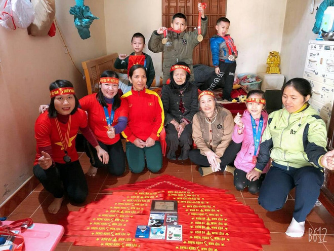 Cổ động viên đổ về nhà ‘tiền vệ thép’ cổ vũ đội tuyển nữ Việt Nam ảnh 1