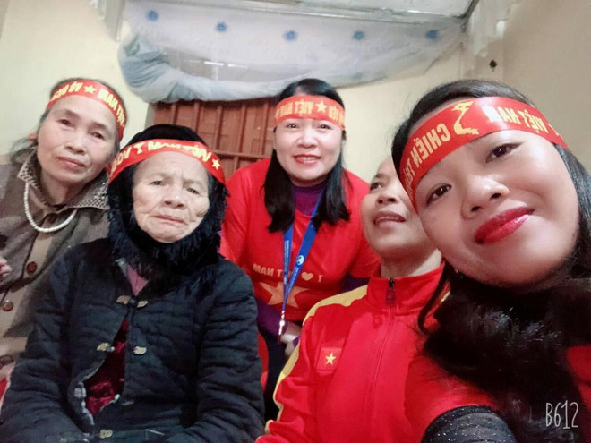 Cổ động viên đổ về nhà ‘tiền vệ thép’ cổ vũ đội tuyển nữ Việt Nam ảnh 3