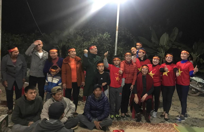 Cổ động viên đổ về nhà ‘tiền vệ thép’ cổ vũ đội tuyển nữ Việt Nam ảnh 4