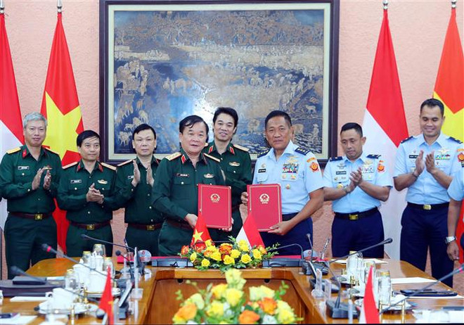 Thượng tướng Hoàng Xuân Chiến, Ủy viên Trung ương Đảng, Thứ trưởng Bộ Quốc phòng và Trung tướng Donny Ermawan Taufanto, Tổng Thư ký Bộ Quốc phòng Indonesia ký kết biên bản phiên đối thoại. (Ảnh: An Đăng/TTXVN) Đối thoại Chính sách Quốc phòng Việt Nam-Indonesia lần thứ 3 ảnh 2