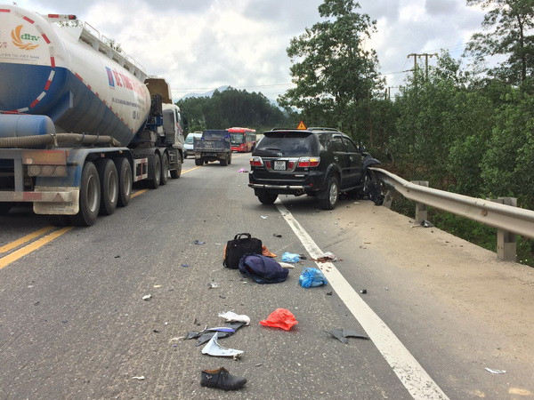 Ôtô bất ngờ đâm thẳng vào xe máy, hai mẹ con chết thảm ảnh 1