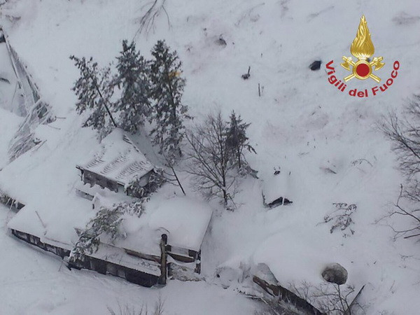 Tìm được 30 thi thể trong khách sạn bị tuyết vùi lấp ở Italy ảnh 1