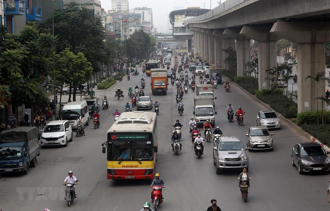 Các tuyến xe buýt được tổ chức lại để tăng cường kết nối với 12 nhà ga của tuyến đường sắt Cát Linh-Hà Đông. (Ảnh: Huy Hùng) Khoảng 15-20% người dân sẽ chuyển từ xe cá nhân đi đường sắt đô thị ảnh 1