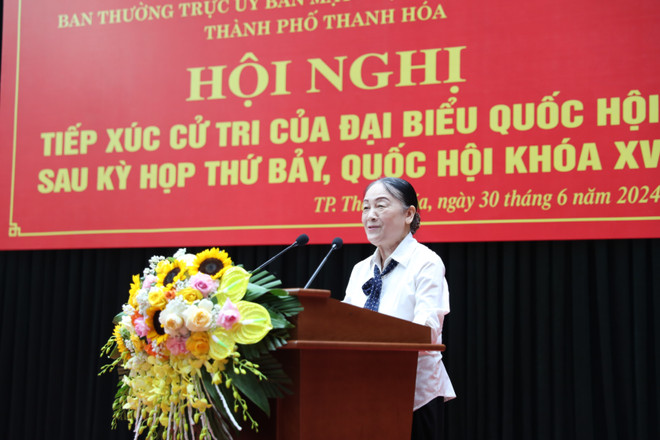 Cử tri thành phố Thanh Hóa phát biểu ý kiến. (Ảnh: Hoa Mai/TTXVN) TTXVN_3006cutrithanhhoa.jpg