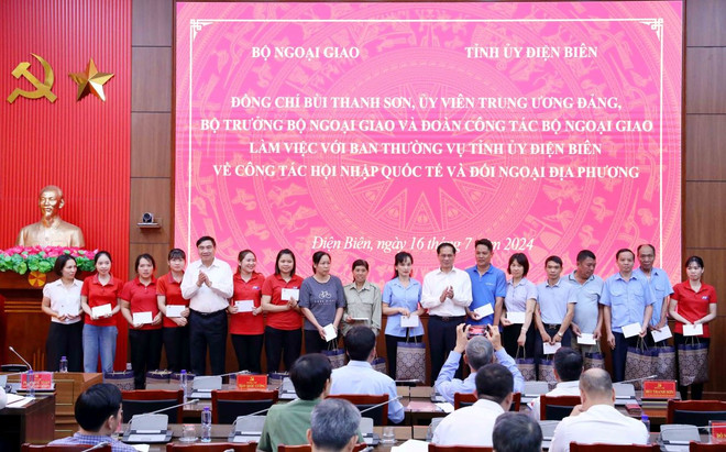 Bộ trưởng Bộ Ngoại giao Bùi Thanh Sơn và Bí thư Tỉnh ủy Điện Biên Trần Quốc Cường tặng quà cho các đoàn viên công đoàn có hoàn cảnh khó khăn. (Ảnh: Trung Kiên/TTXVN) ttxvn_bo_truong_bo_ngoai_giao_bui_thanh_son_lam_viec_voi_ban_thuong_vu_tinh_uy_dien_bien_3.jpg