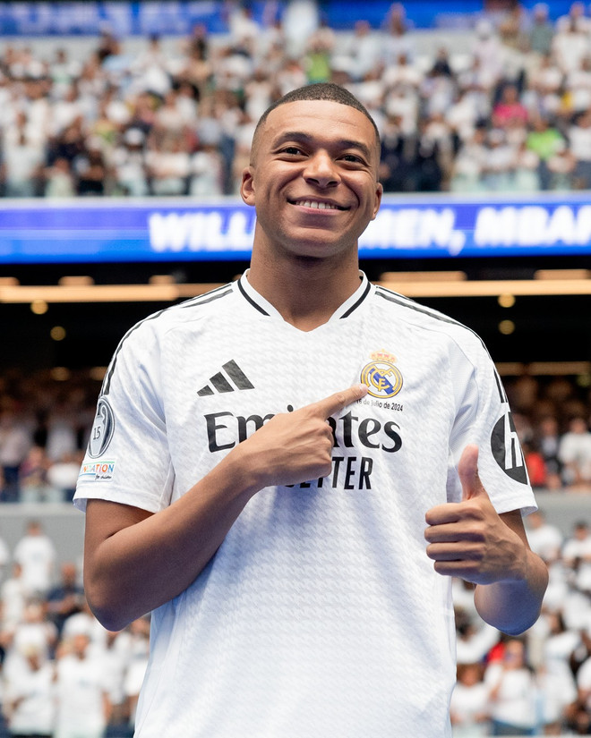 Mbappe hân hoan trong buổi ra mắt trước hàng vạn khán giả Real Madrid. (Nguồn: Real Madrid) mbappe_2.jpg