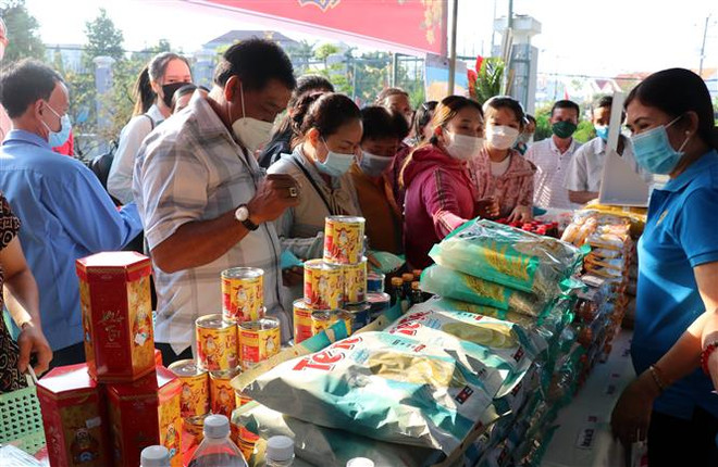 (Ảnh minh họa: Lê Huy Hải/TTXVN) Kiên Giang chuẩn bị 54.730 tấn hàng Tết, trị giá trên 2.400 tỷ đồng ảnh 1