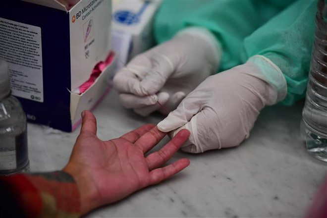 Khả năng miễn dịch ở bệnh nhân COVID-19 thể nhẹ giảm mạnh sau 3 tháng ảnh 1