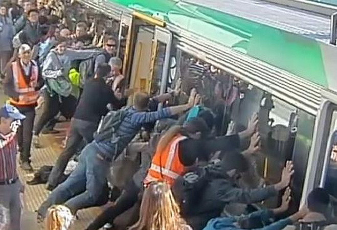 Hàng trăm người hợp lực đẩy tàu cứu hành khách bị kẹp chân ảnh 1