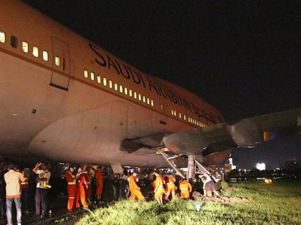 Philippines: Máy bay chở 298 hành khách chệch khỏi đường băng ảnh 1