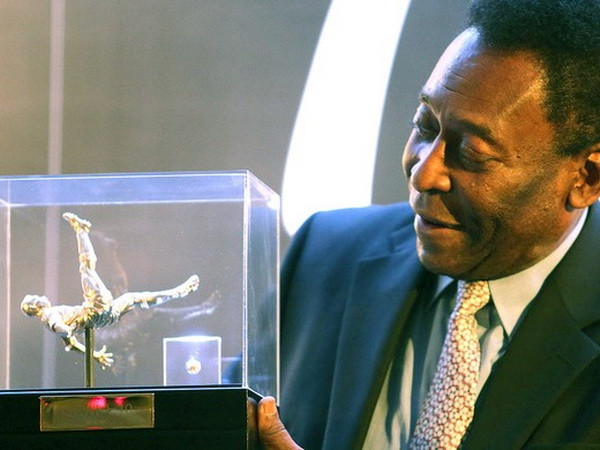 Huyền thoại bóng đá Pele biến tóc thành kim cương ảnh 1