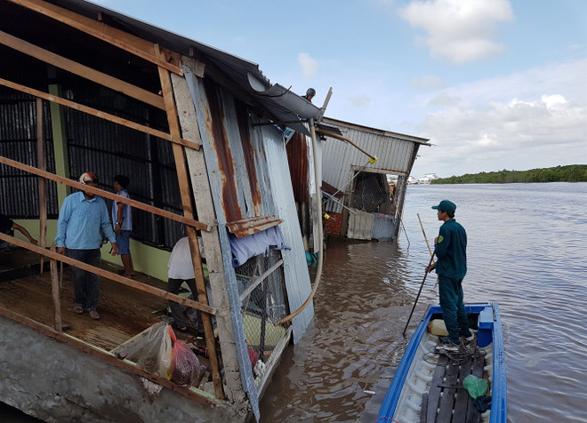 Hiện trường vụ sạt lở tại khóm 8, thị trấn Năm Căn. (Ảnh: Huỳnh Thế Anh/TTXVN) Cà Mau: Sạt lở đất liên tiếp trong đêm, thiệt hại 700 triệu đồng ảnh 1