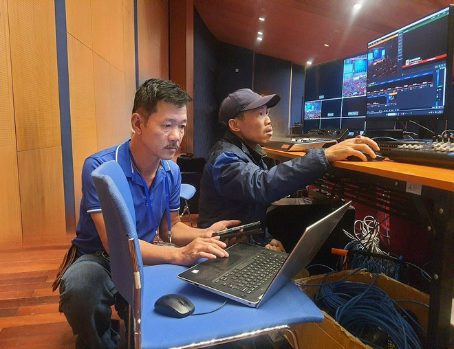 Nhân viên kỹ thuật của VNPT lắp đặt đường Internet tốc độ cao phục vụ Đại hội. (Ảnh: CTV/Vietnam+) n21.jpg
